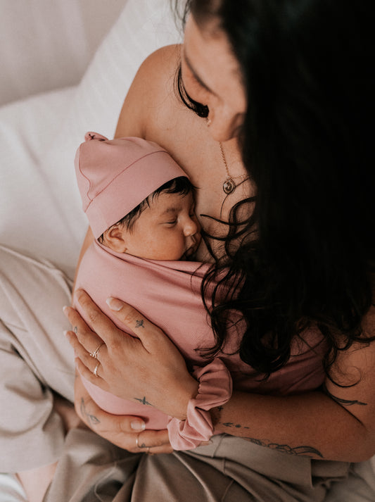 Newborn mutsje - top knot - Baby Pink