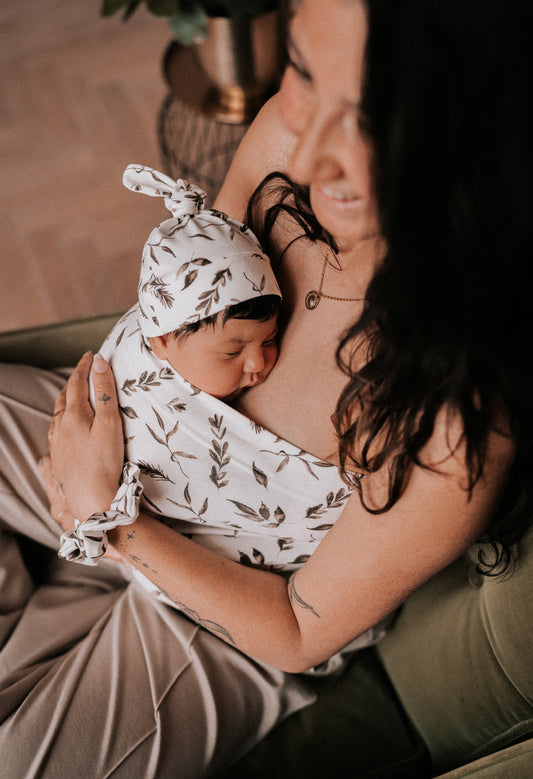 Newborn mutsje - top knot - Taupe Leaves