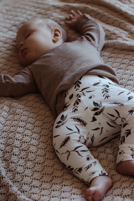 Newborn broekje - Taupe Leaves