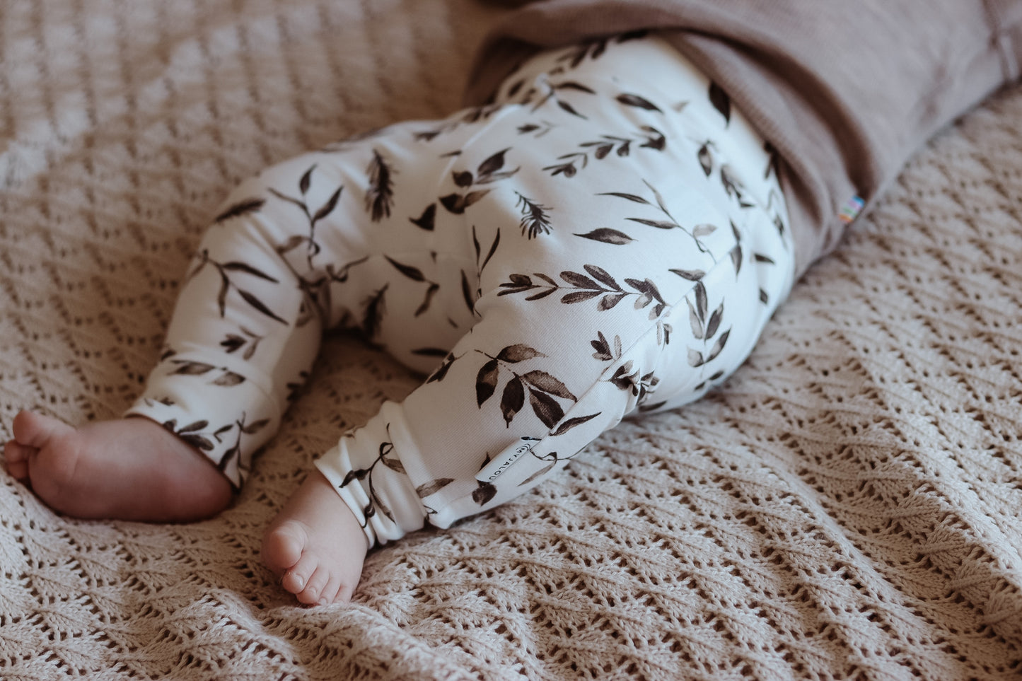 Newborn broekje - Taupe Leaves