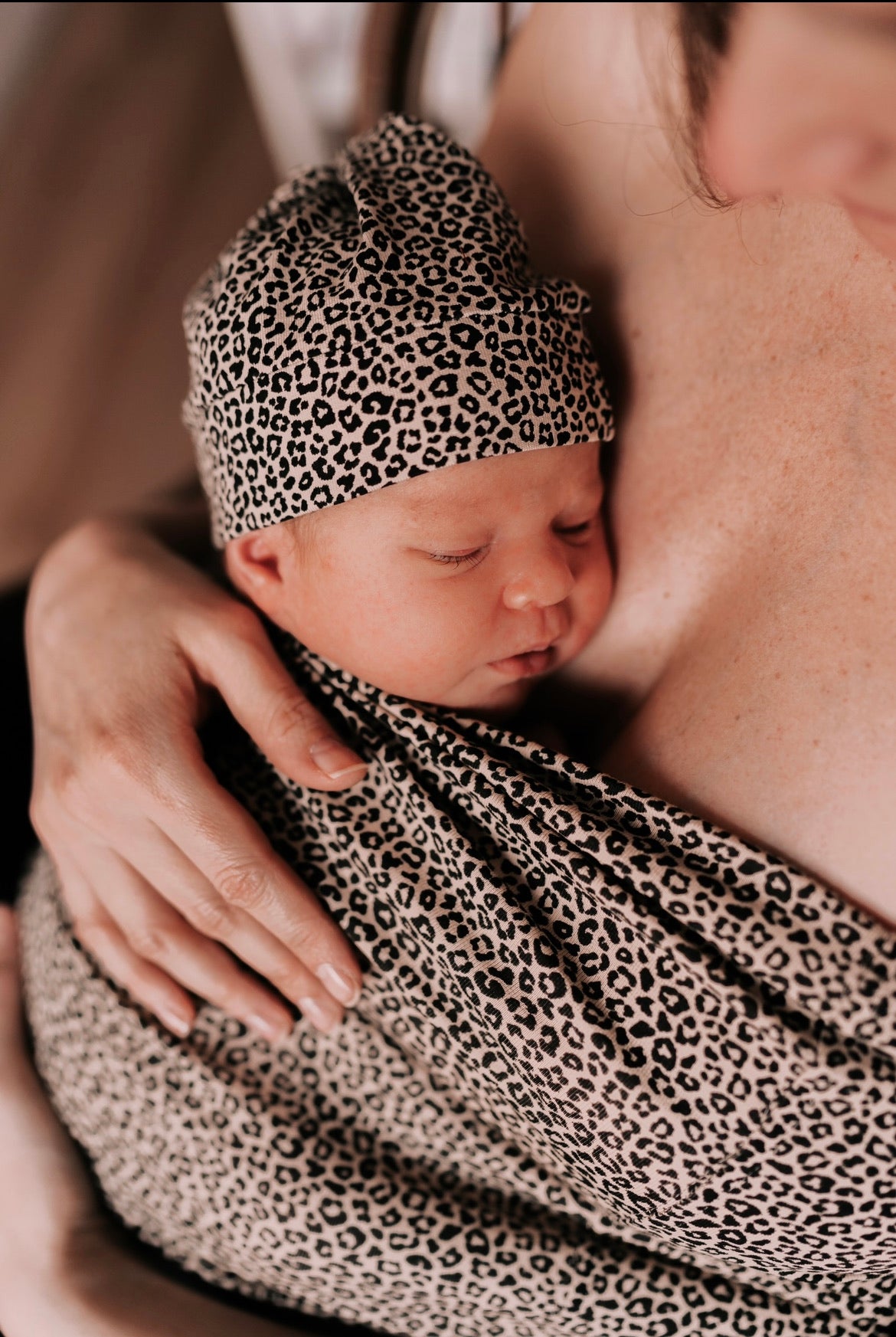 Newborn mutsje - top knot - Sandy Leopard